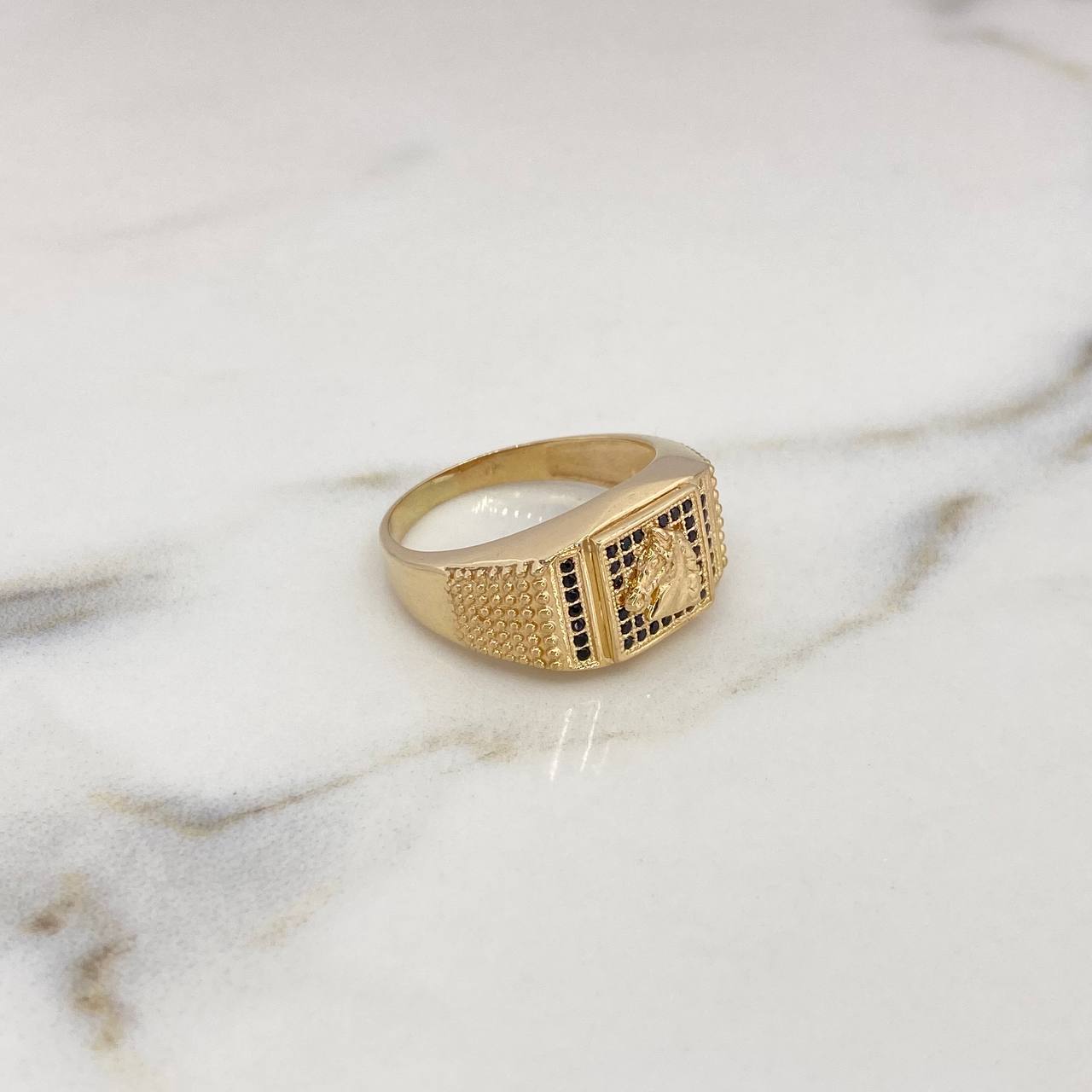 Anillo Caballo 8.25gr / T10 1/2 / Circones Negros Oro Amarillo 18K $