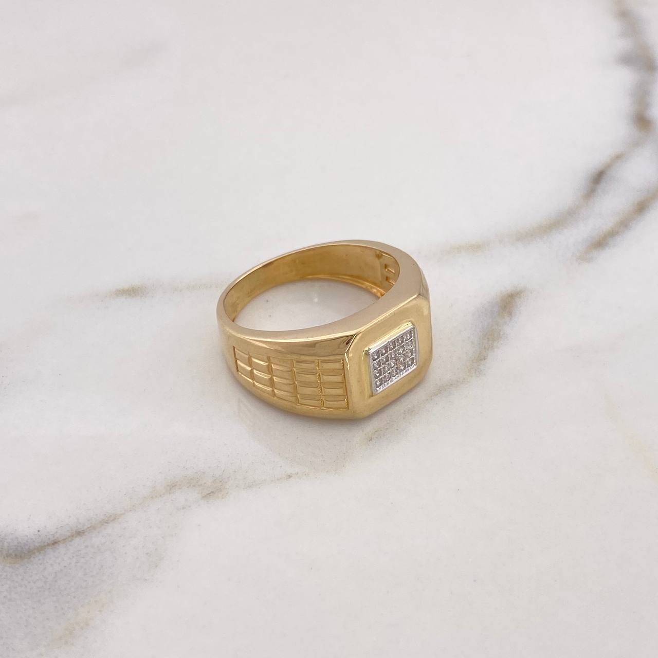 Anillo Sello Correa Cuadrado 8.75gr / T10 1/4 / Circones Blancos Dos Oros Amarillo Blanco 18K $