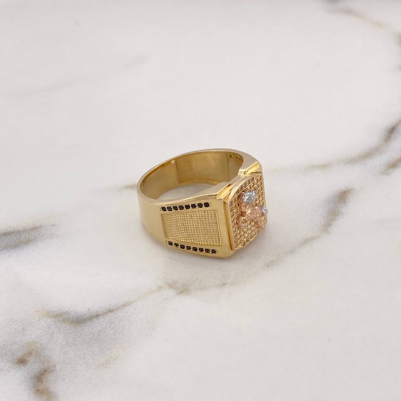 Anillo Caballo 10.7gr / T11 / Circones Blancos Negros Tres Oros 18K $
