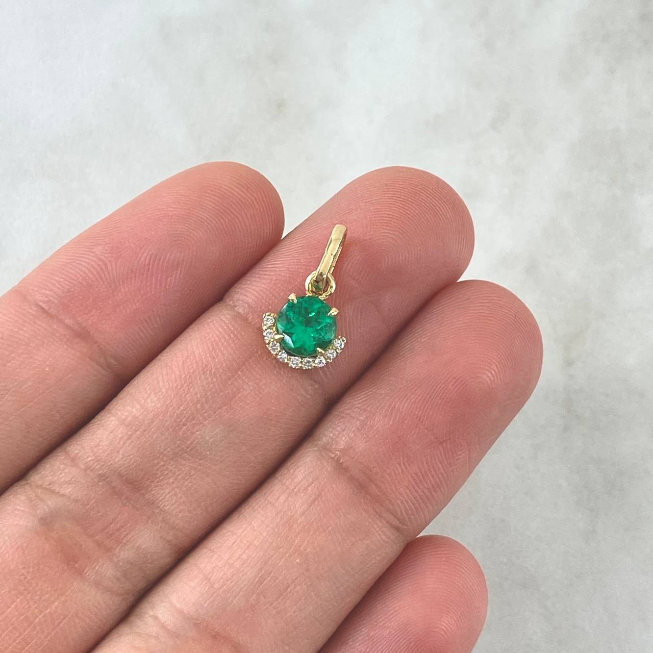 Dije Circulo Canasta 1.1gr / 1.4cm / Esmeraldas 0.62pts - Diamantes Blancos 0.04pts Oro Amarillo 18K (Joya)