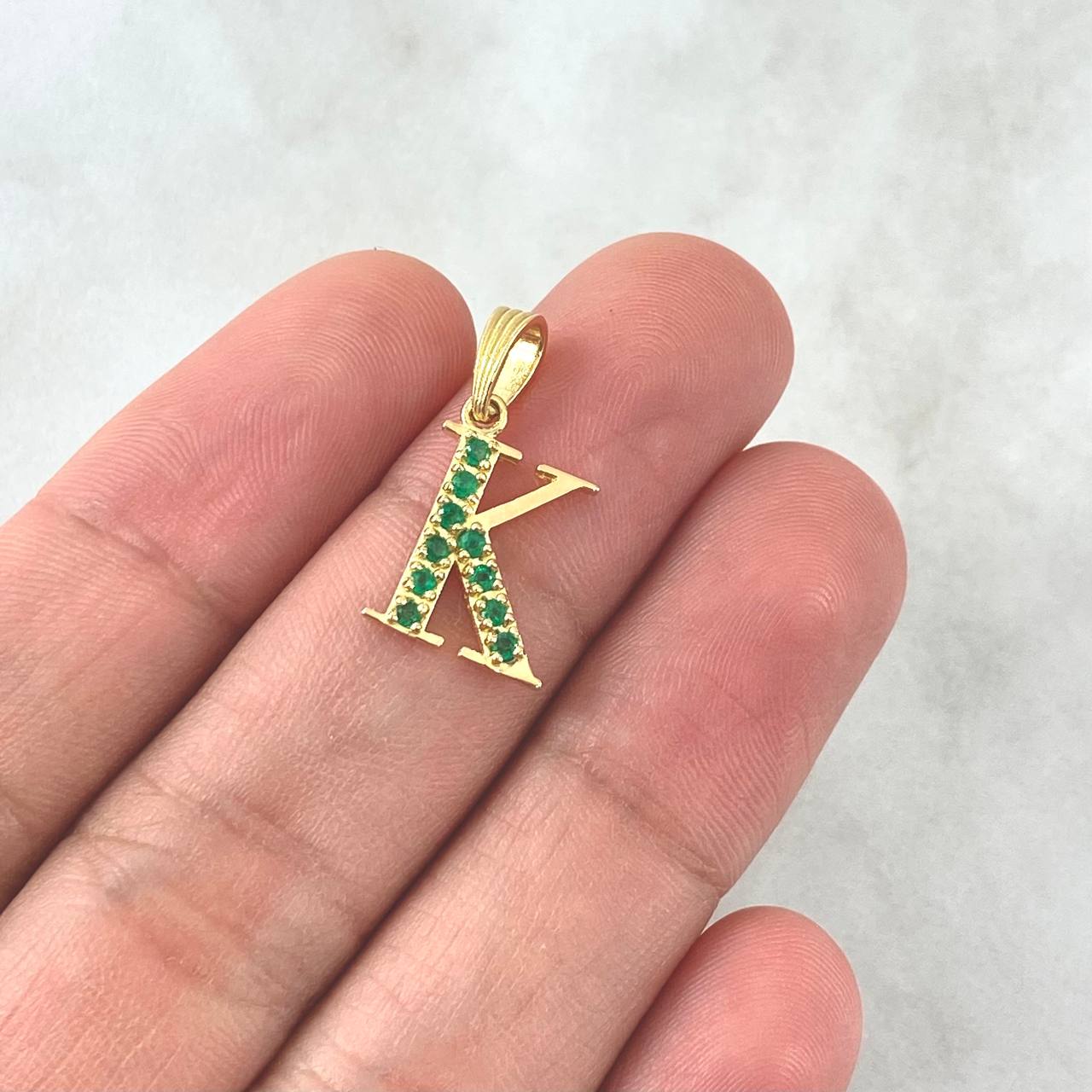 Dije Letra K 1.25gr / 2cm / Esmeraldas 0.16pts Oro Amarillo 18K (Joya)