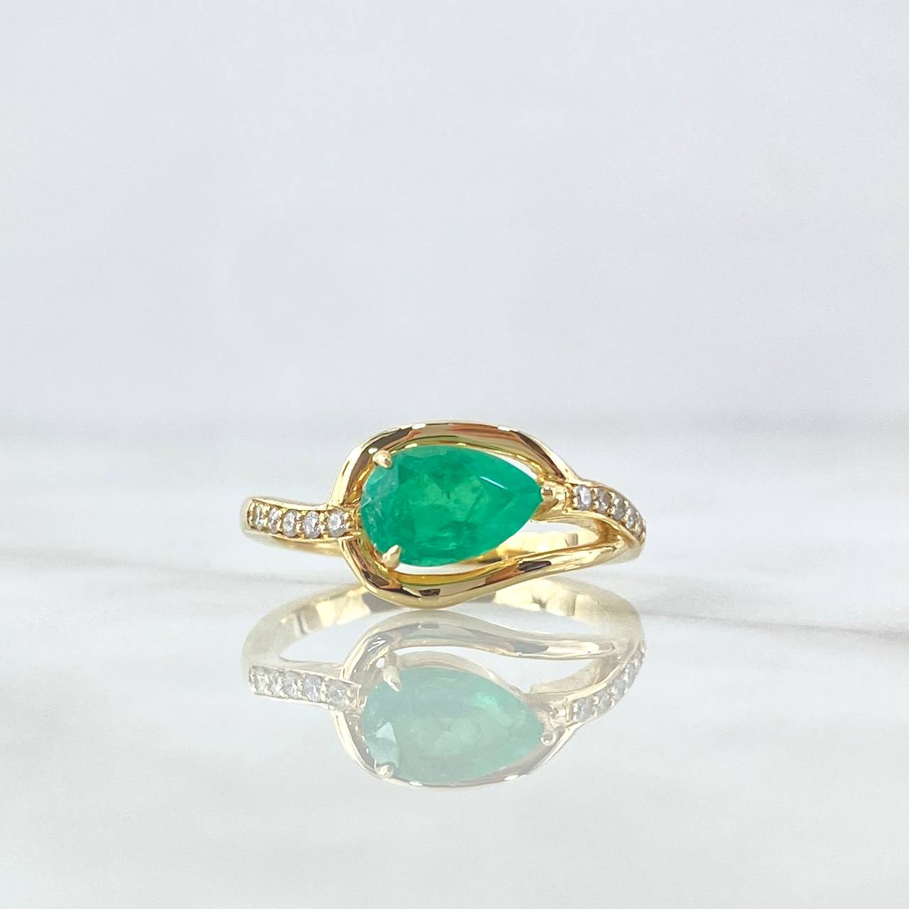 Anillo Soliario Gota Horizontal 3.5gr / T7 / Esmeralda 1.12qts - Diamantes Blancos 0.09pts Oro Amarillo 18K (Joya)
