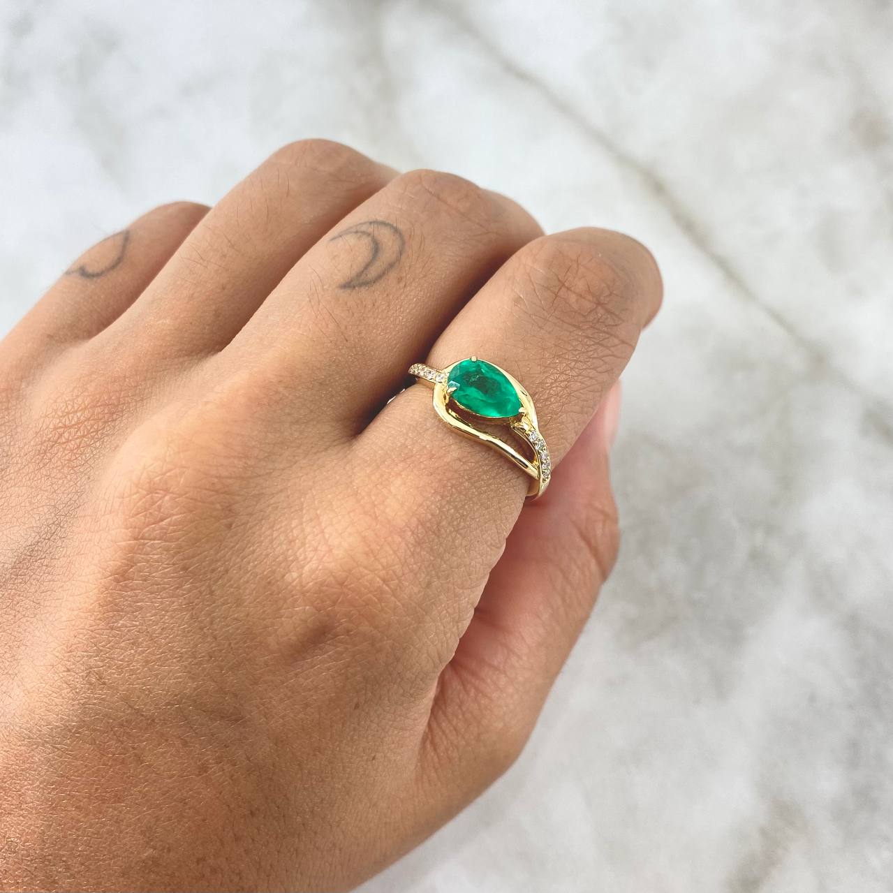 Anillo Soliario Gota Horizontal 3.5gr / T7 / Esmeralda 1.12qts - Diamantes Blancos 0.09pts Oro Amarillo 18K (Joya)