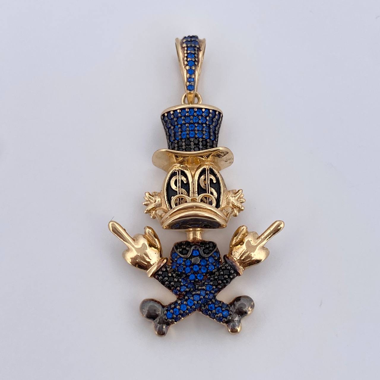 Dije Pato Sombrero 10.9gr / 4.7cm / Circones Azules Negros Dos Oros Negro Amarillo 18K $
