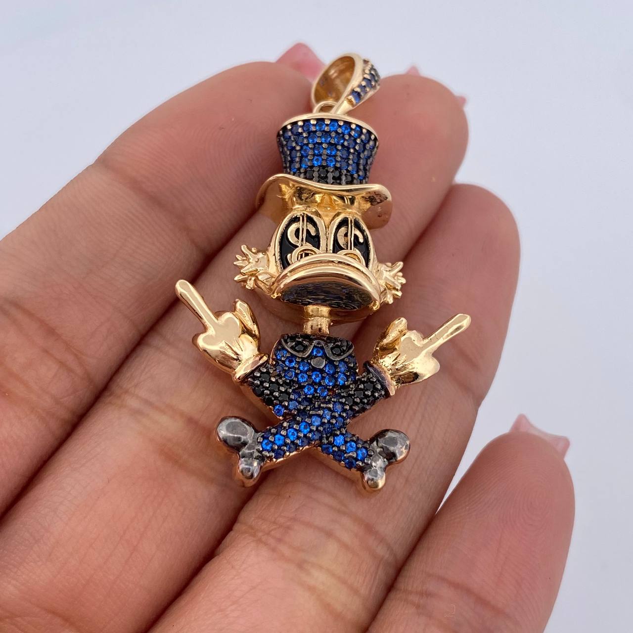 Dije Pato Sombrero 10.9gr / 4.7cm / Circones Azules Negros Dos Oros Negro Amarillo 18K $