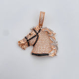 Dije Caballo 8.3gr / 3.6cm / Circones Blancos Negros Tres Oros 18K $