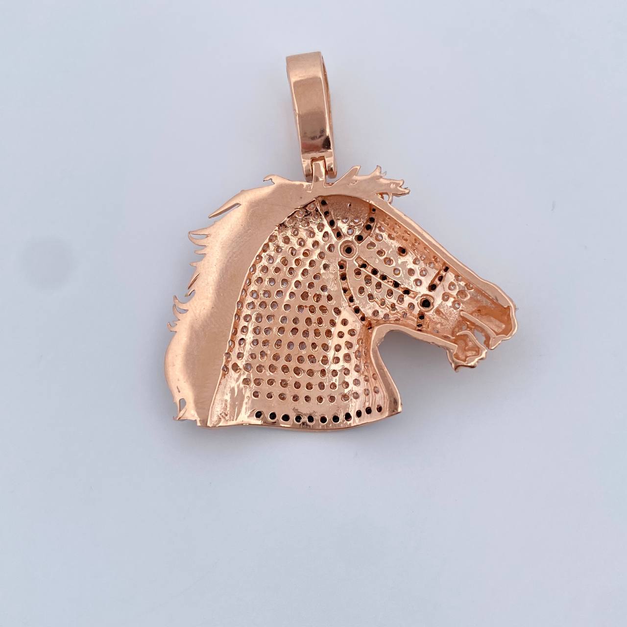 Dije Caballo 8.3gr / 3.6cm / Circones Blancos Negros Tres Oros 18K $