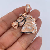 Dije Caballo 8.3gr / 3.6cm / Circones Blancos Negros Tres Oros 18K $