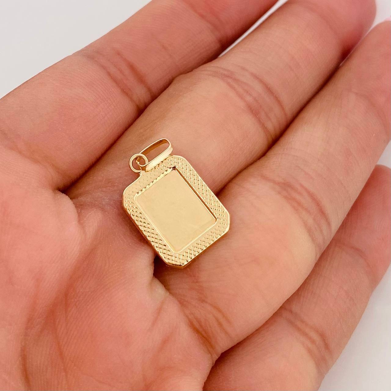Dije Placa Cuadrada Marco Bordeado 0.55g / 2cm Oro Amarillo 18K