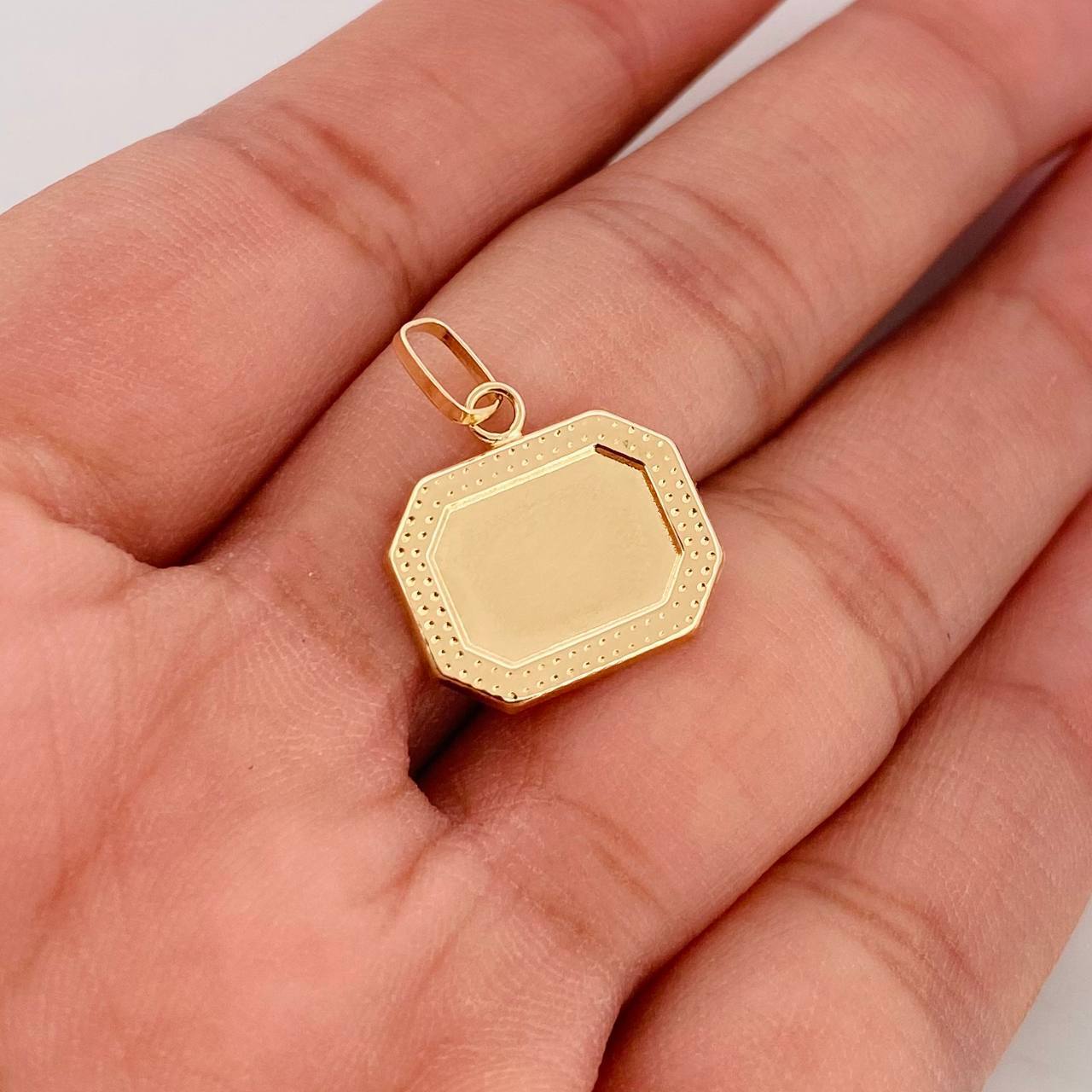 Dije Placa Rectangular Marco Bordeado 0.6g / 2cm Oro Amarillo 18K