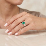 Anillo Rectangular Esmeralda 2,10 Qts Diamante 1,20 Qts 9.6gr / T7 1/2 / Oro Blanco 18K %