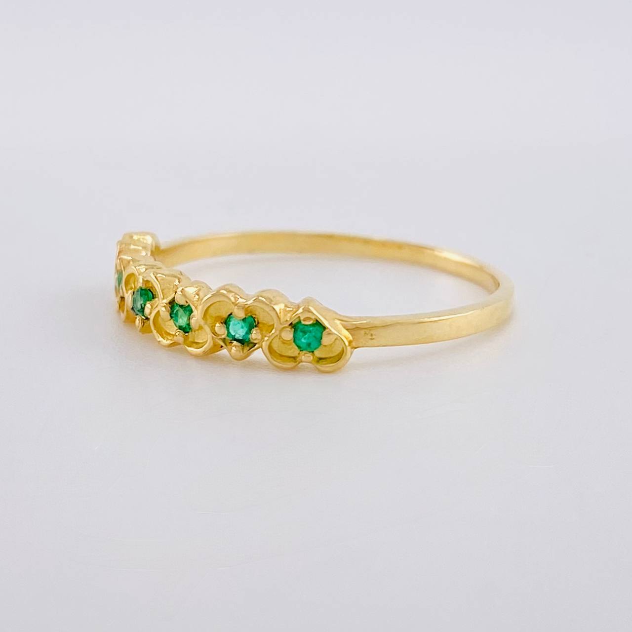 Anillo Corazones Intercalados Esmeraldas 15pts 1.55gr / T6 1/4 / Oro 18K╦