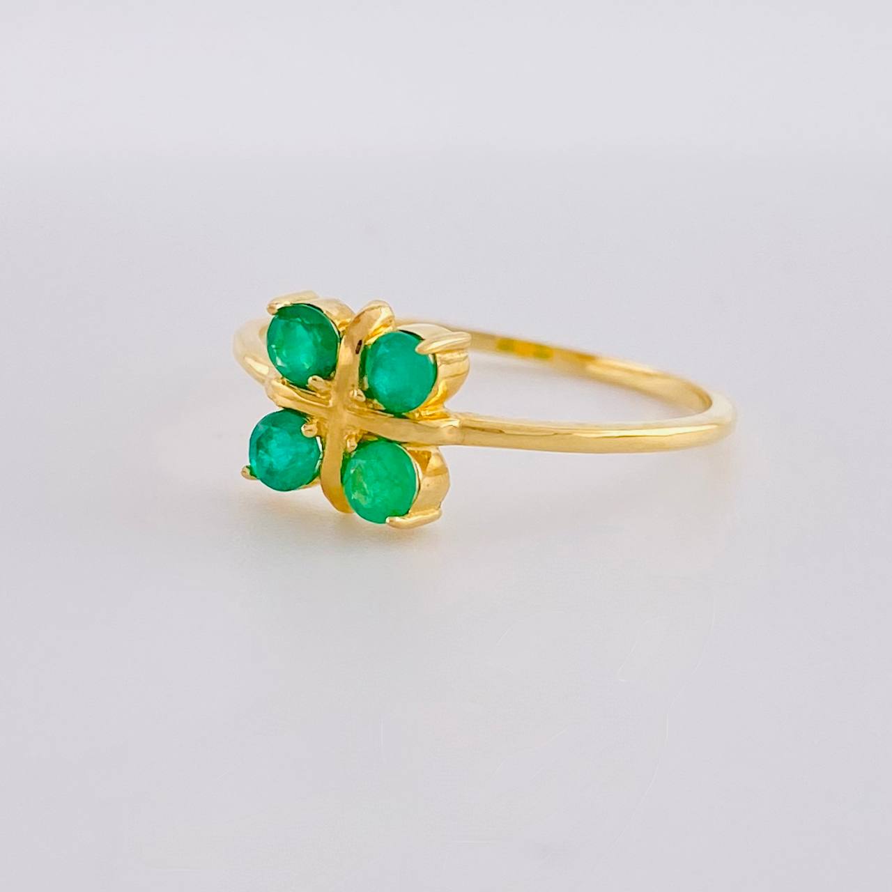Anillo Flor Cuadricular 1.6gr / T7 / Esmeraldas 35pts Oro Amarillo 18K (Joya)