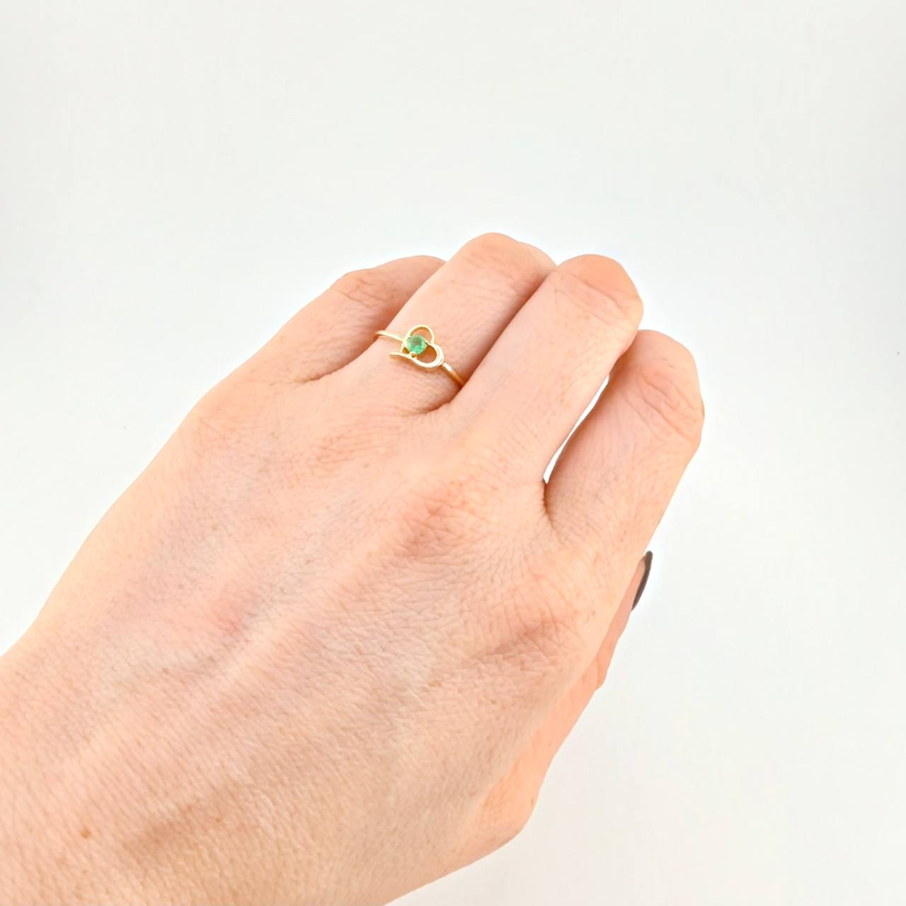 Anillo Corazón Vacío 1.45gr / T6 3/4 / Esmeralda 12pts Oro Amarillo 18K (Joya)╦