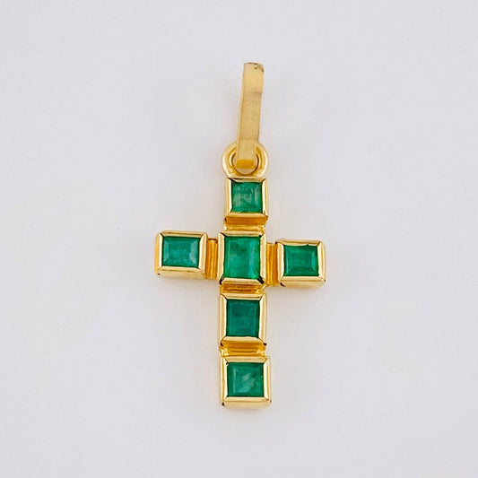 Dije Cruz Latina Cuadricular Esmeraldas 30 Pts 0.9 g / 2 cm Oro Amarillo 18K