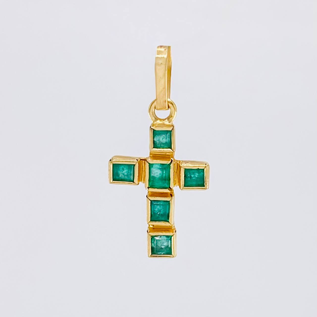Dije Cruz Latina Cuadricular Esmeraldas 30 Pts 0.9 g / 2 cm Oro Amarillo 18K