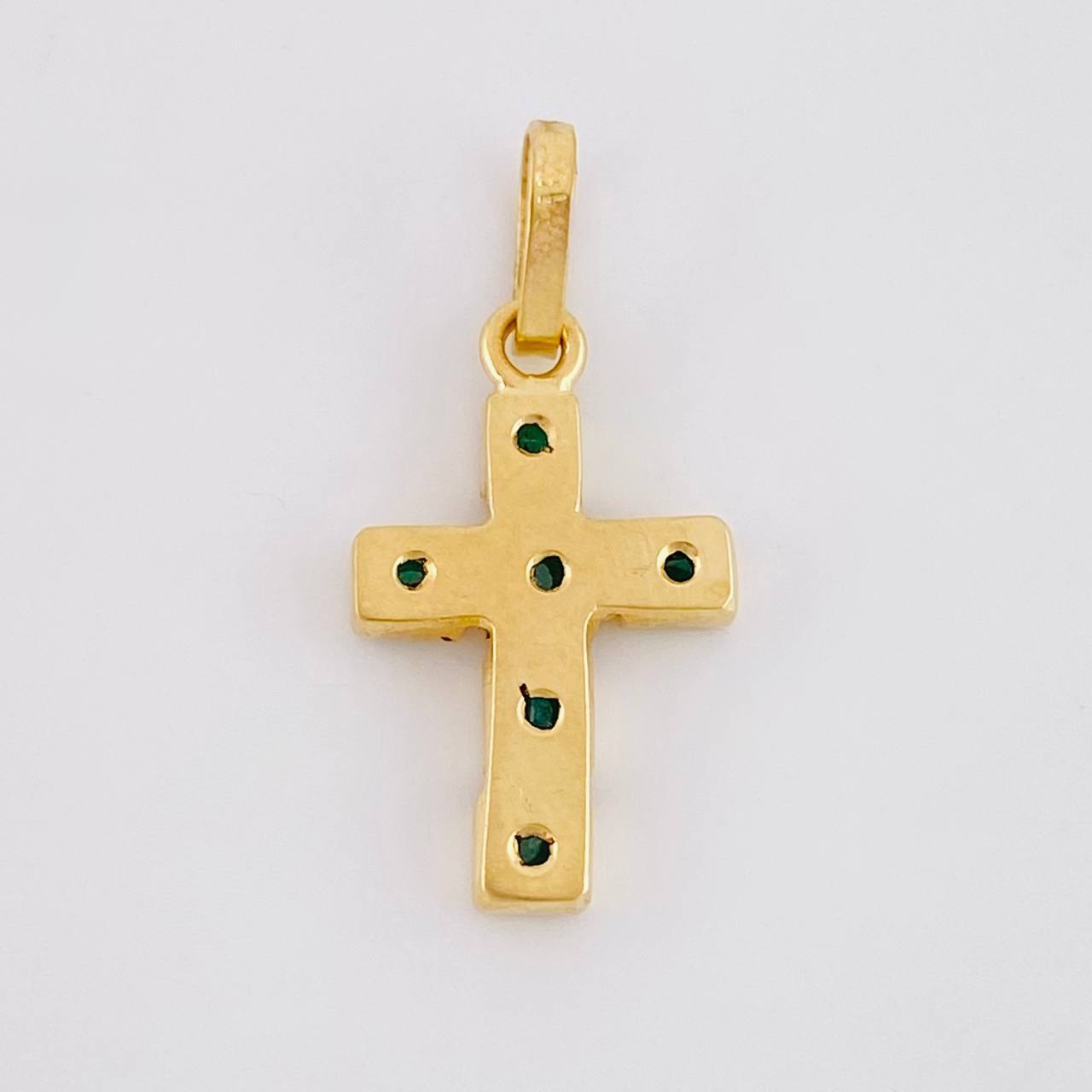 Dije Cruz Latina Cuadricular Esmeraldas 30 Pts 0.9 g / 2 cm Oro Amarillo 18K
