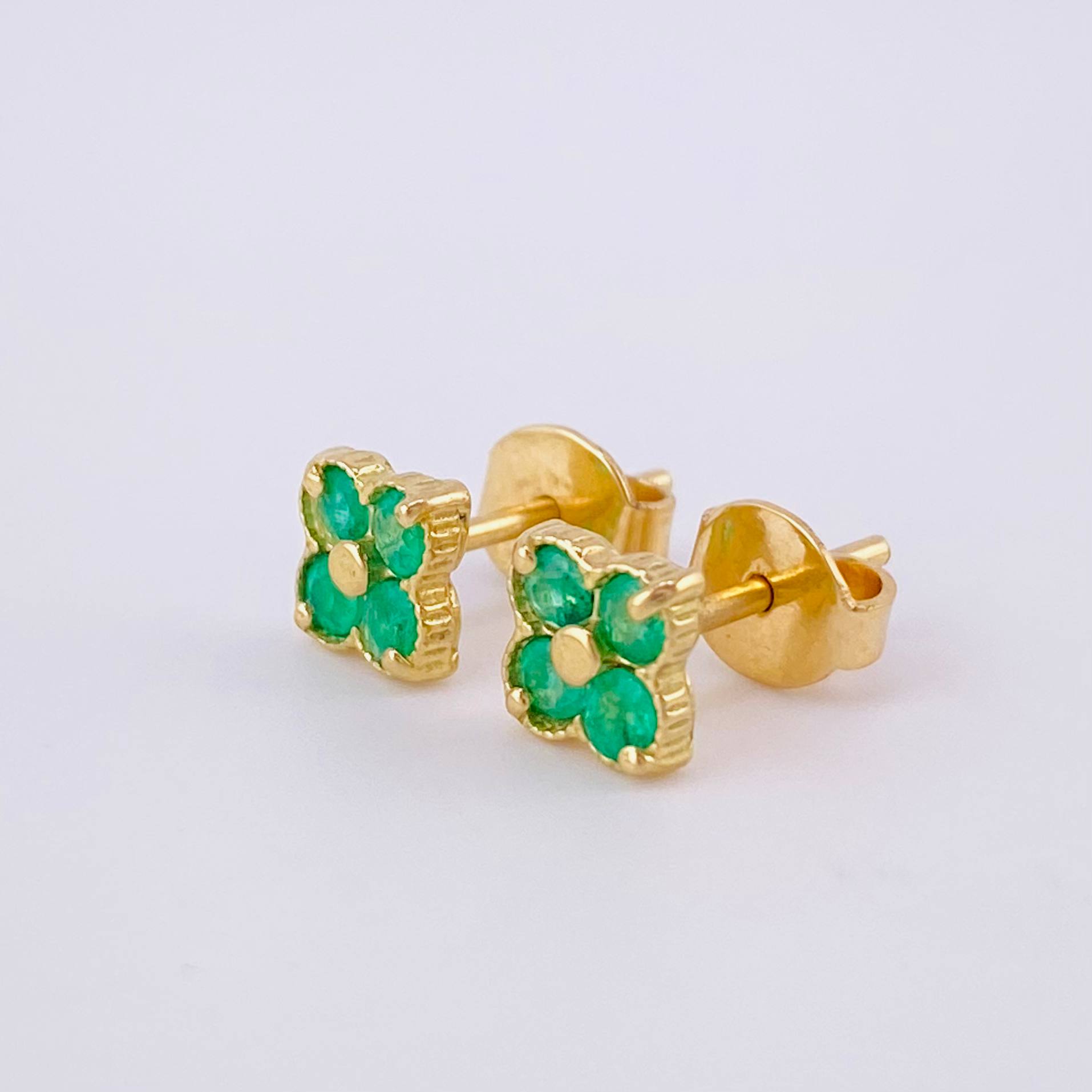 Topos Flor Cuatro Petalos Esmeraldas 60pts 1.6gr / Oro 18K
