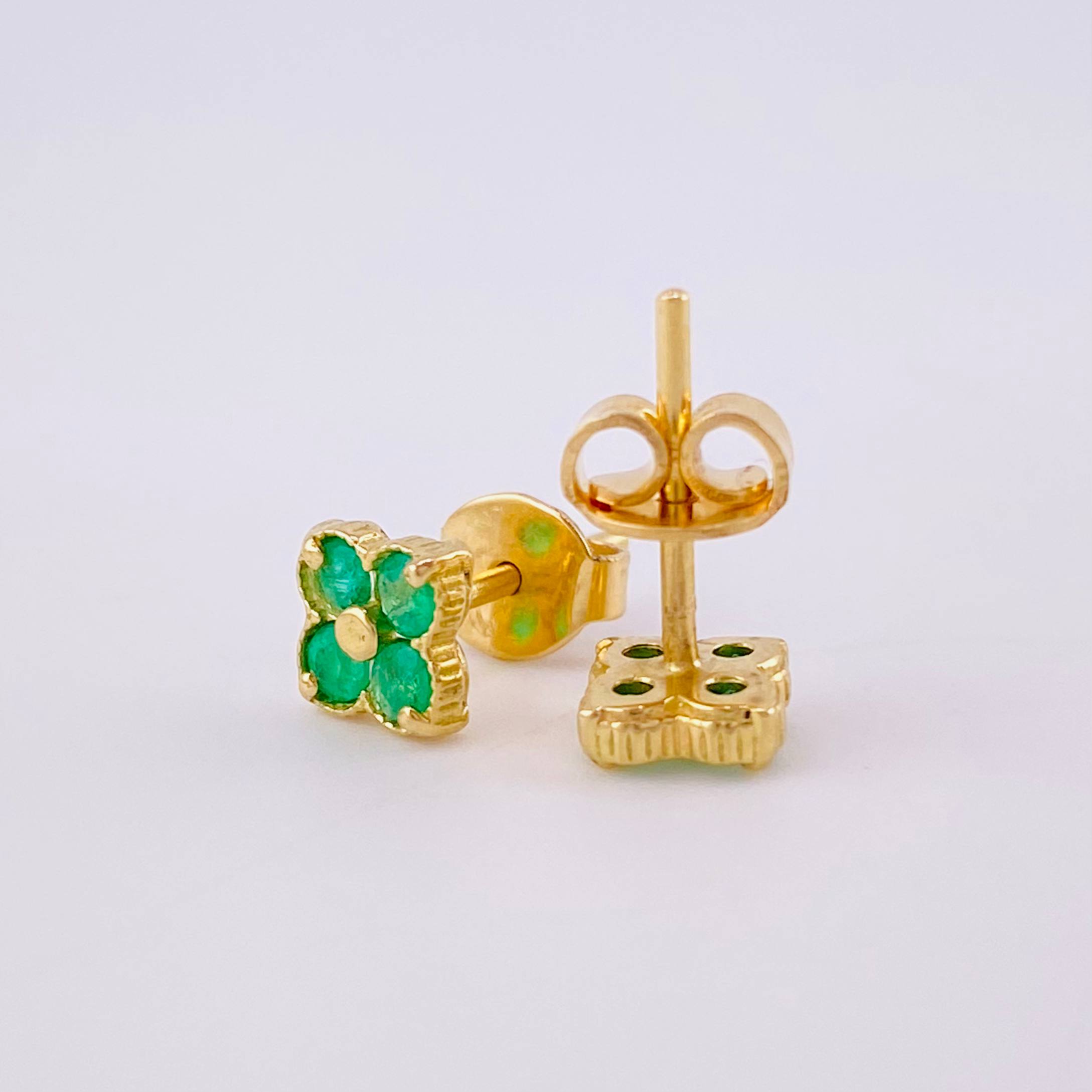 Topos Flor Cuatro Petalos Esmeraldas 60pts 1.6gr / Oro 18K