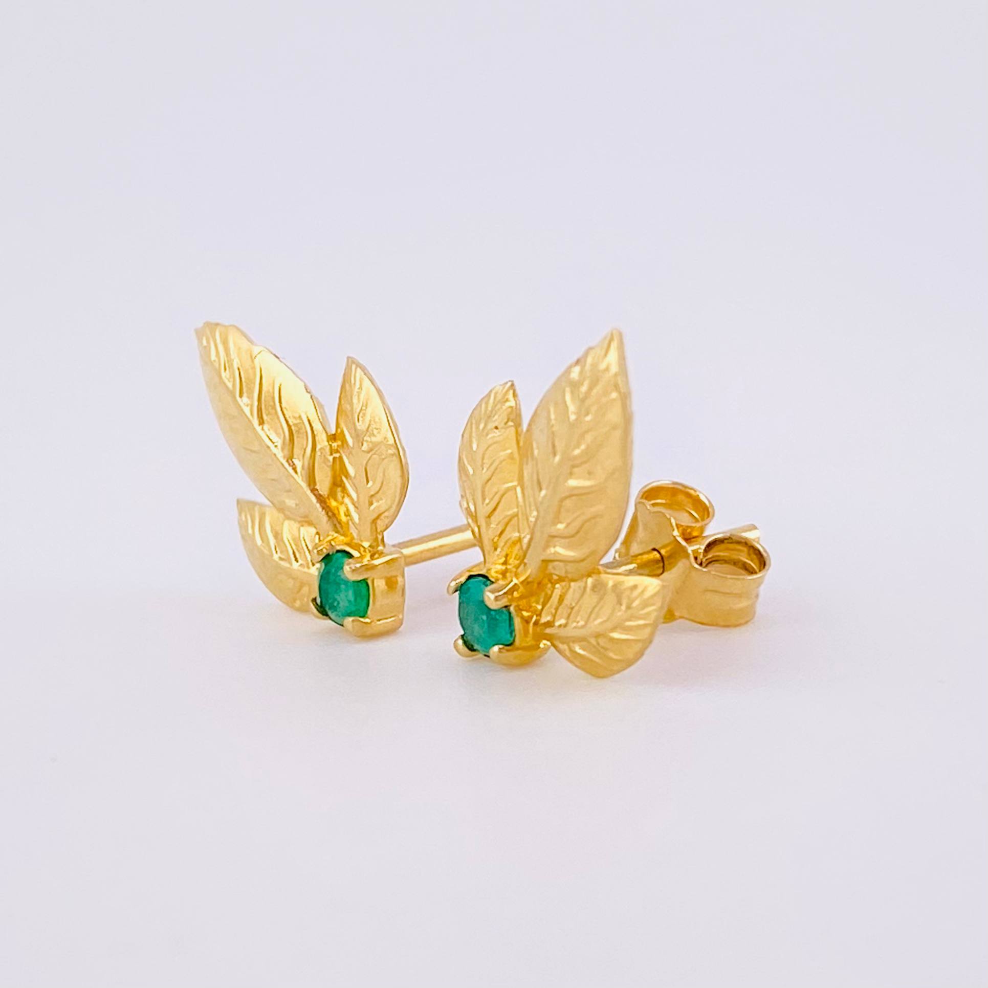 Topos Hoja Triple 2.3gr / 1.4cm / Esmeraldas 18pts - Broche Mariposa Oro Amarillo (Joya)