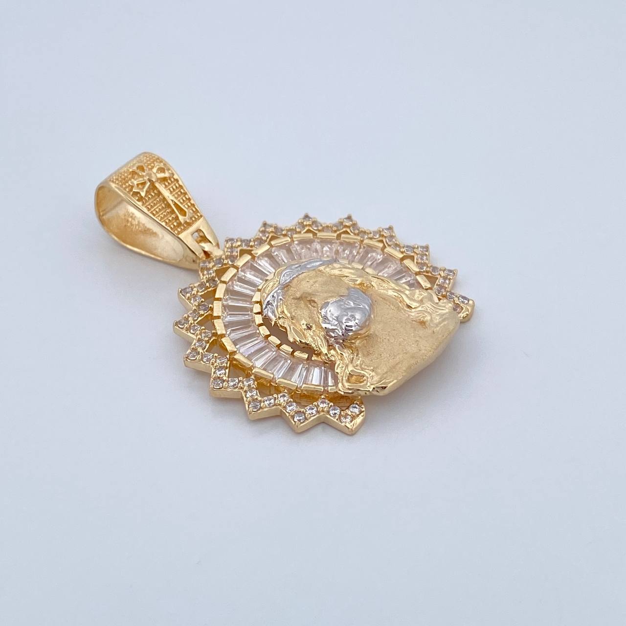 Dije Rostro Cristo 8.15gr / 3.6cm / Circones Blancos Dos Oros Amarillo Blanco 18K &