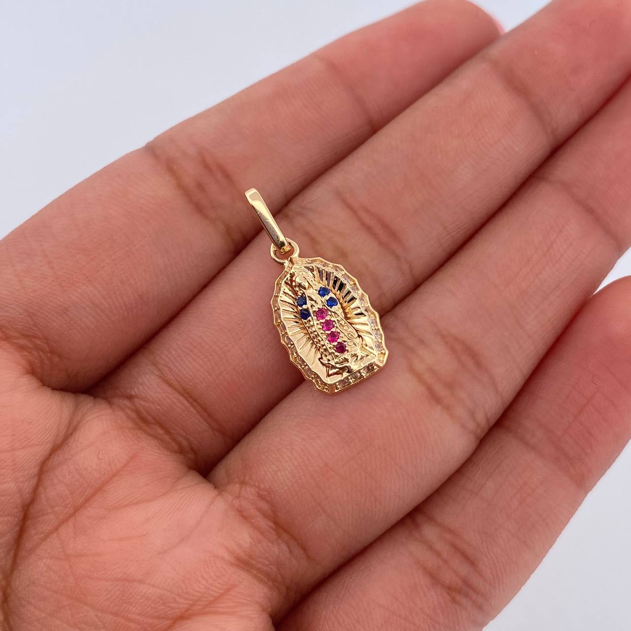 Dije Virgen Guadalupe 1.2gr / 2.1cm / Circones Fucsias Azules Blancos Oro Amarillo 18K &