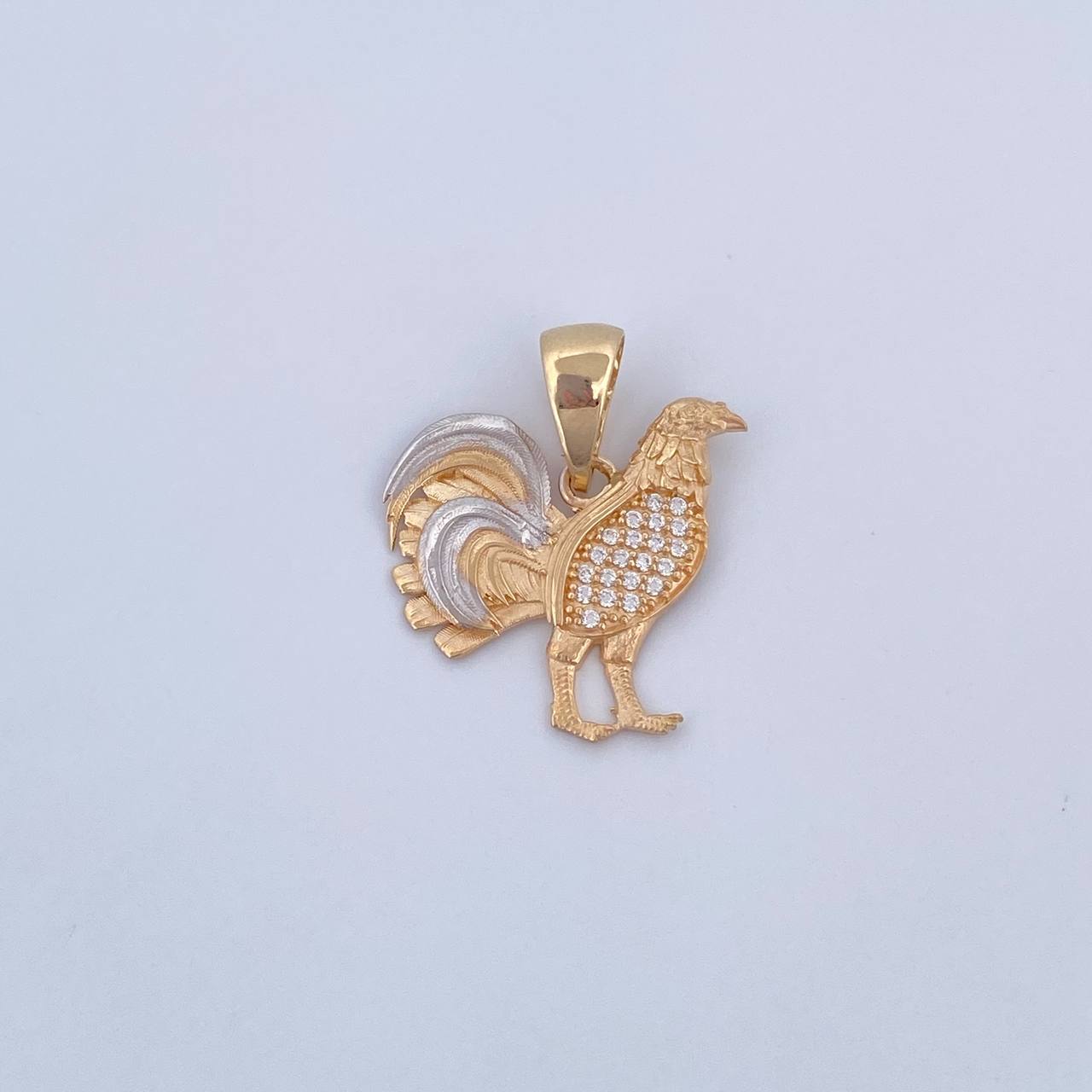 Dije Gallo 2.55gr / 2.4cm / Circones Blancos Dos Oros Amarillo Blanco 18K &