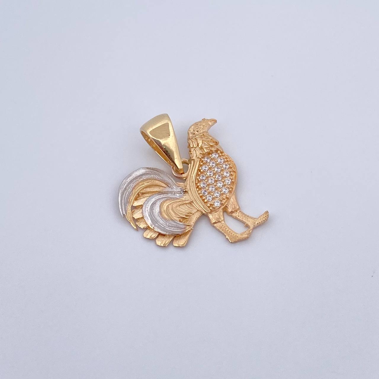 Dije Gallo 2.55gr / 2.4cm / Circones Blancos Dos Oros Amarillo Blanco 18K &