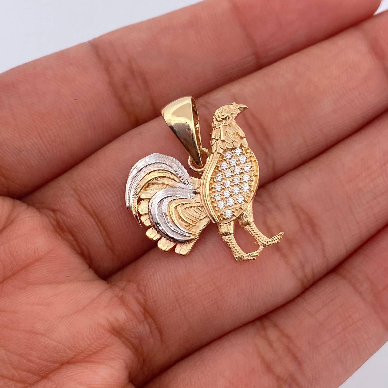 Dije Gallo 2.55gr / 2.4cm / Circones Blancos Dos Oros Amarillo Blanco 18K &