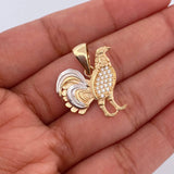 Dije Gallo 2.55gr / 2.4cm / Circones Blancos Dos Oros Amarillo Blanco 18K &
