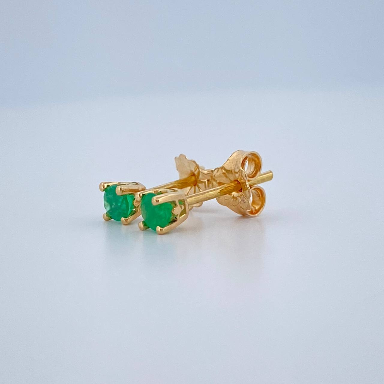 Topos Cuatro Garras Esmeralda 0.85gr / Oro Amarillo 18K %