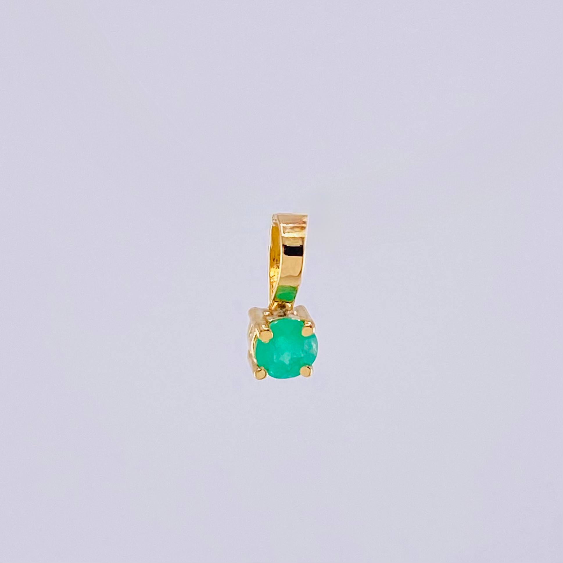 Dije Piedra Esmeralda 9Pts 0.2 g / 1.7 cm Oro Amarillo 18K