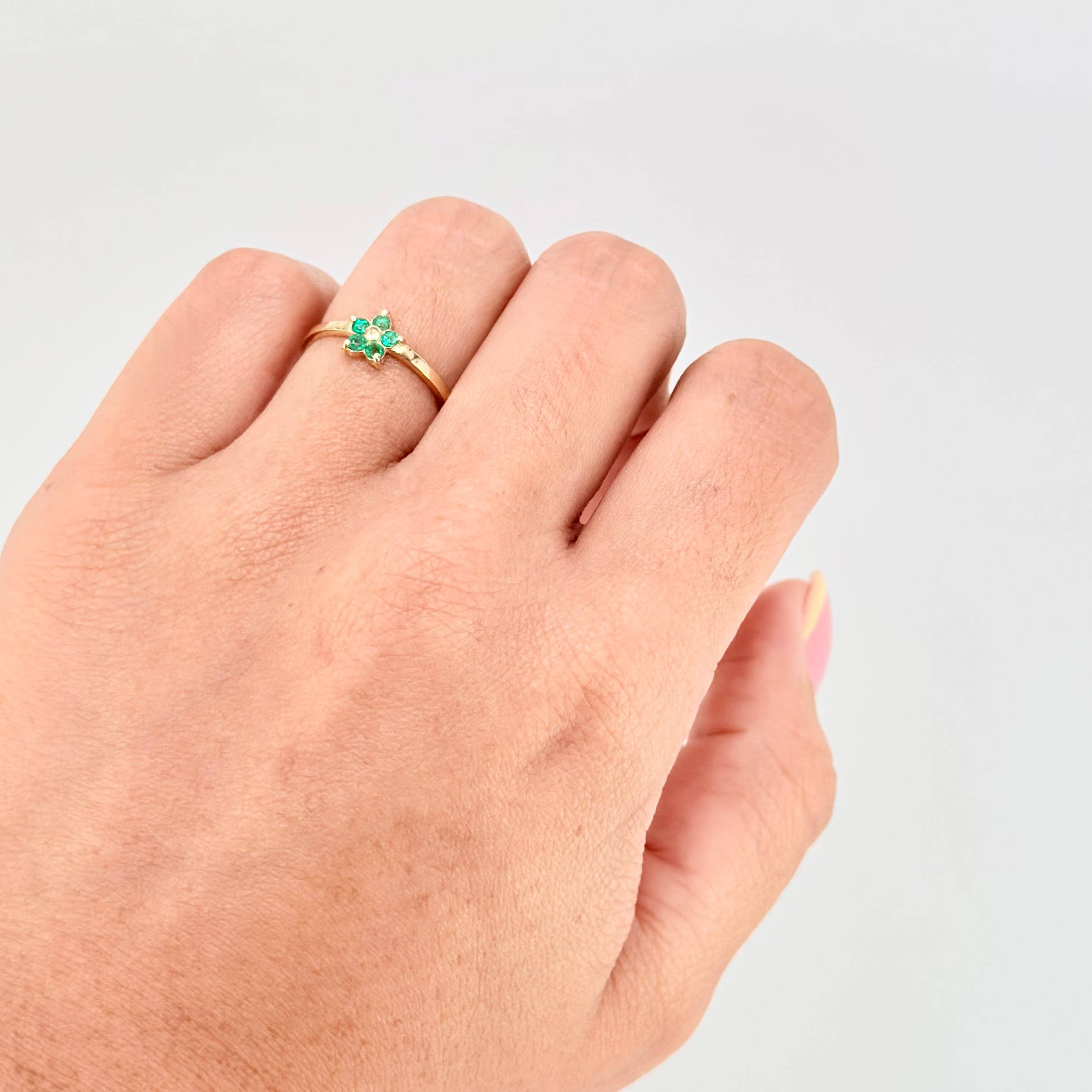 Anillo Flor Esmeraldas 20Pts 1.5 g / T5 1/2 Oro Amarillo 18K
