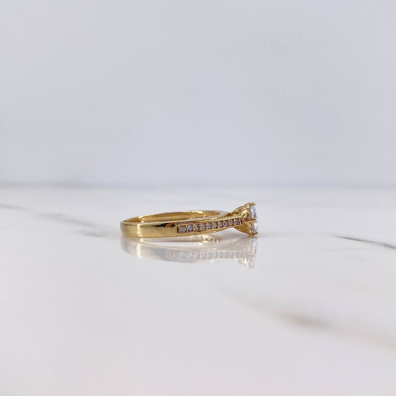 Anillo Solitario 2.6gr / T7 / Circones Blancos Oro Amarillo 18K $