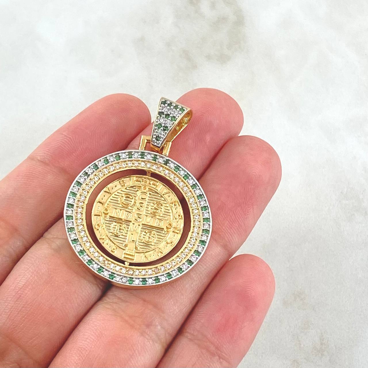Dije San Benito Movil 7.95gr / 4cm / Circones Blancos Verdes Oro Amarillo 18K ©