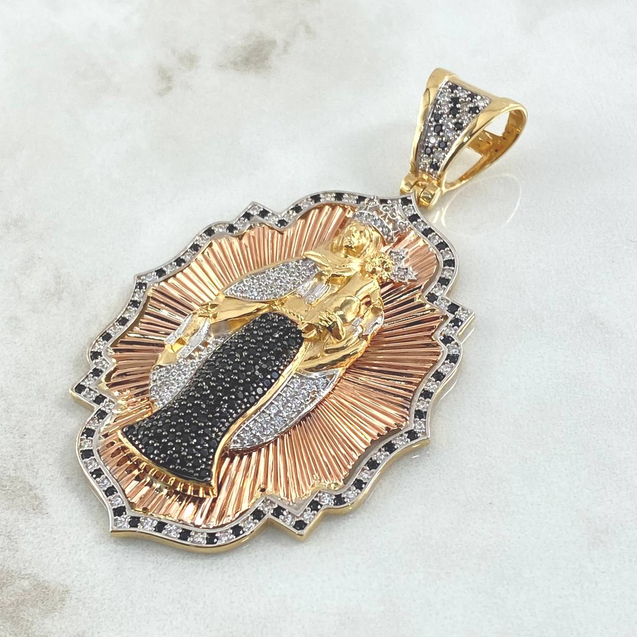 Dije Virgen Del Carmen 23.05gr / 8cm / Circones Blancos Negros Tres Oros 18K ©