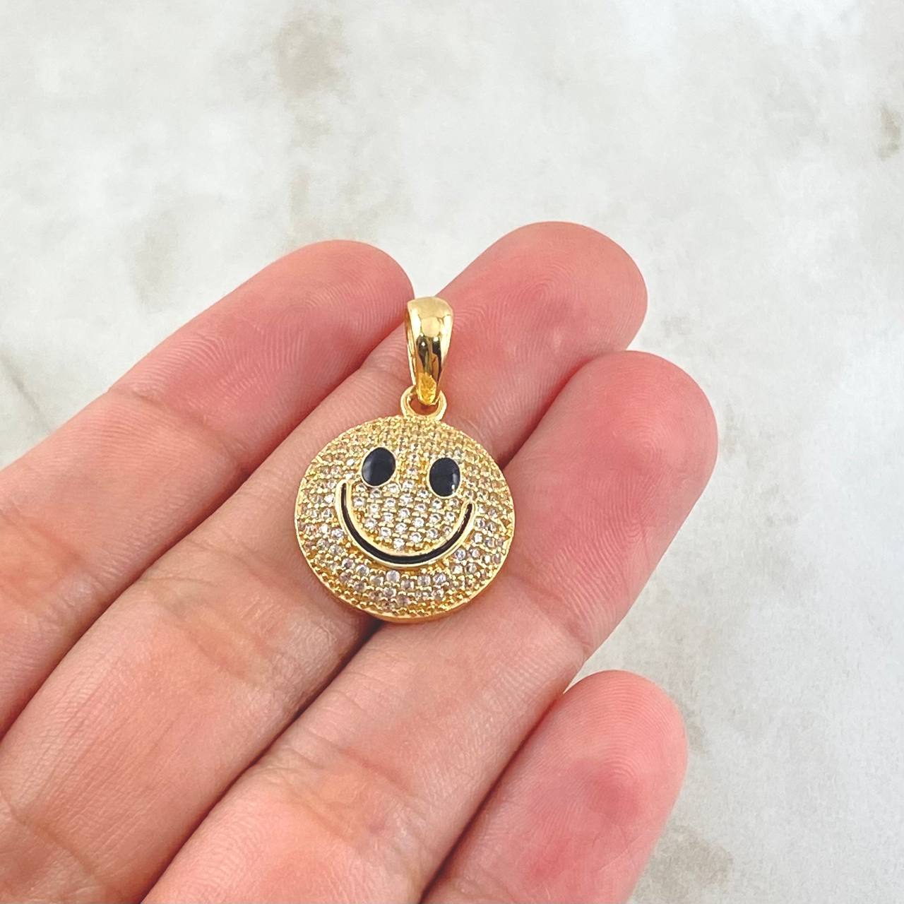 Dije Cara Feliz 3.7gr / 3cm / Circones Blancos Oro Amarillo 18K ©