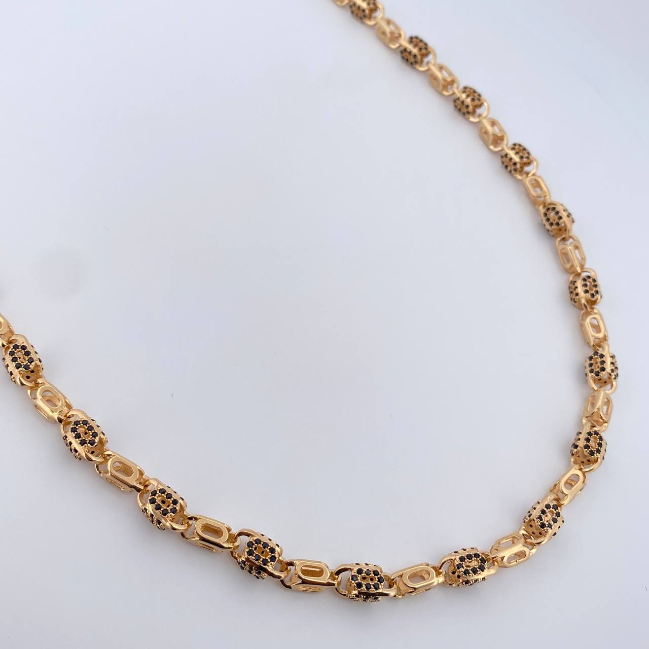 Cadena Rustica Ovalos 50.65gr / 61.3cm / 5.4mm Circones Negros Oro Amarillo 18K $