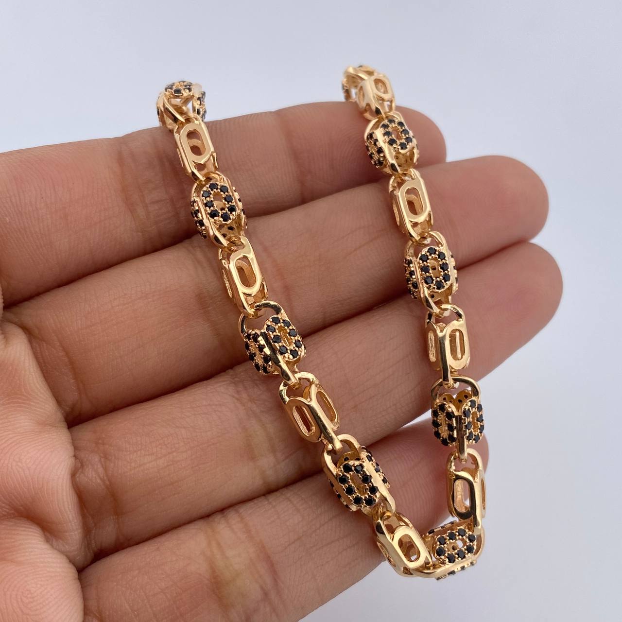 Cadena Rustica Ovalos 50.65gr / 61.3cm / 5.4mm Circones Negros Oro Amarillo 18K $