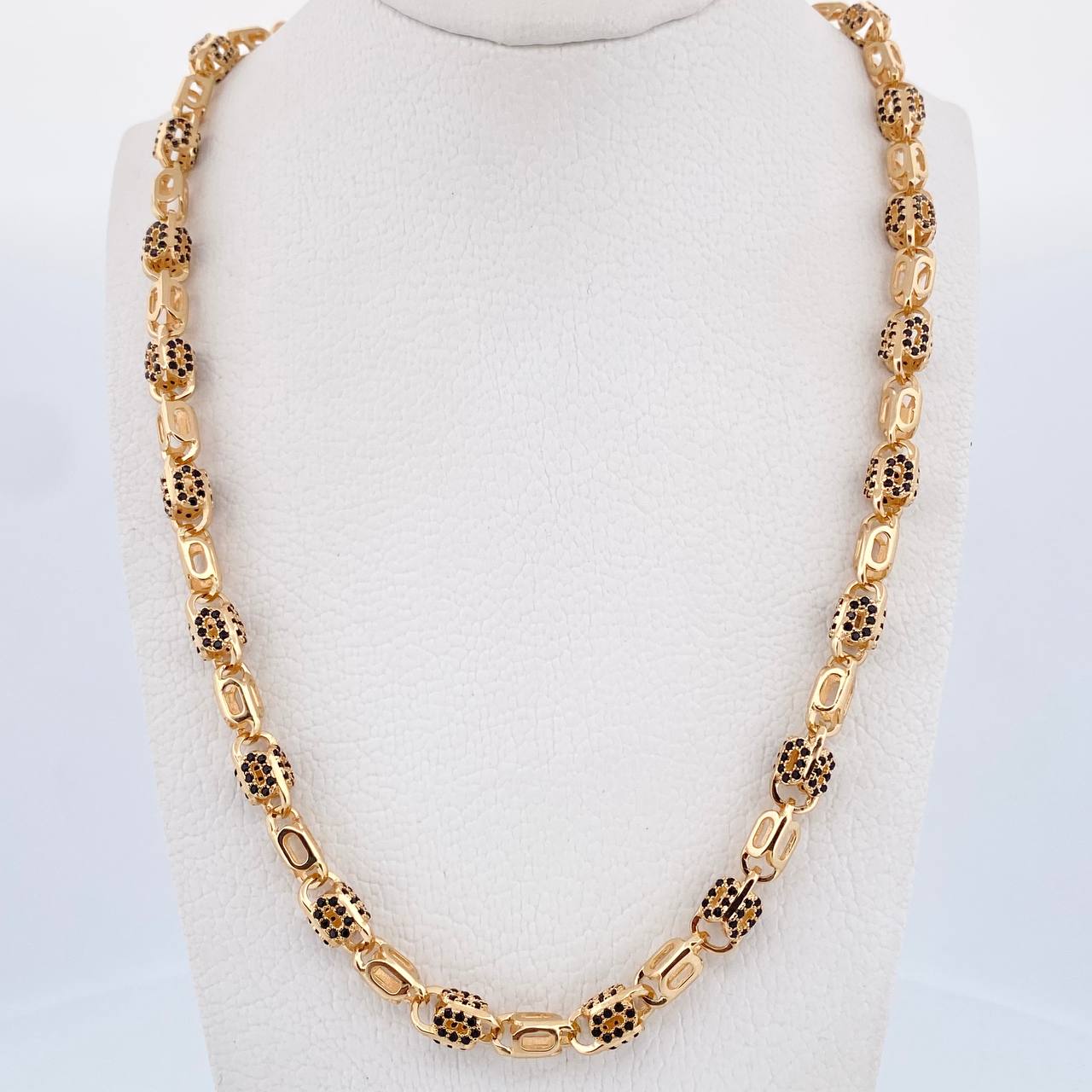 Cadena Rustica Ovalos 50.65gr / 61.3cm / 5.4mm Circones Negros Oro Amarillo 18K $