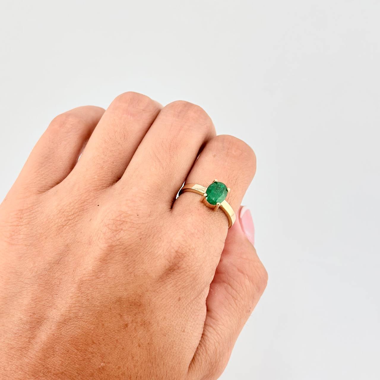 Anillo Solitario Ovalo 3.4gr / T6 1/4 / Esmeralda 2.0 Qts Oro Amarillo 18K (Joya)╦  )