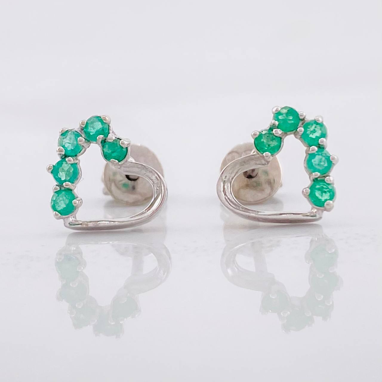 Topos Corazón Silueta Esmeraldas 20pts 1.05g / 7.2mm Plata 950