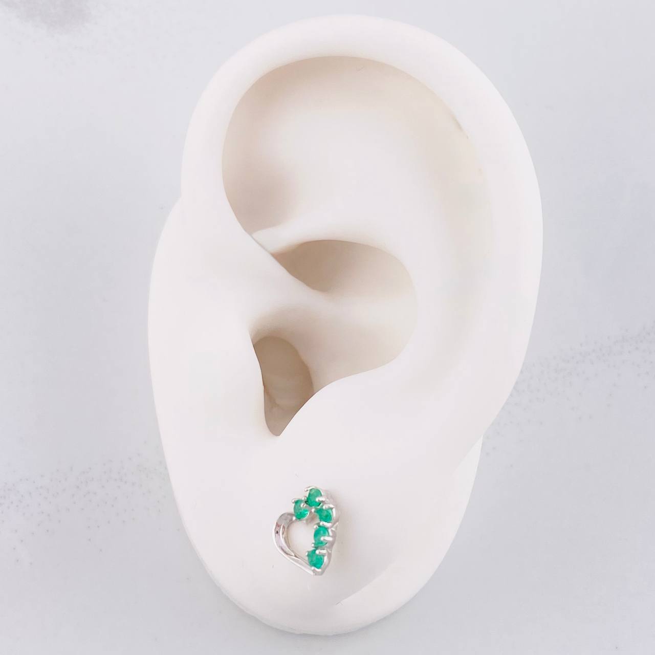 Topos Corazón Silueta Esmeraldas 20pts 1.05g / 7.2mm Plata 950