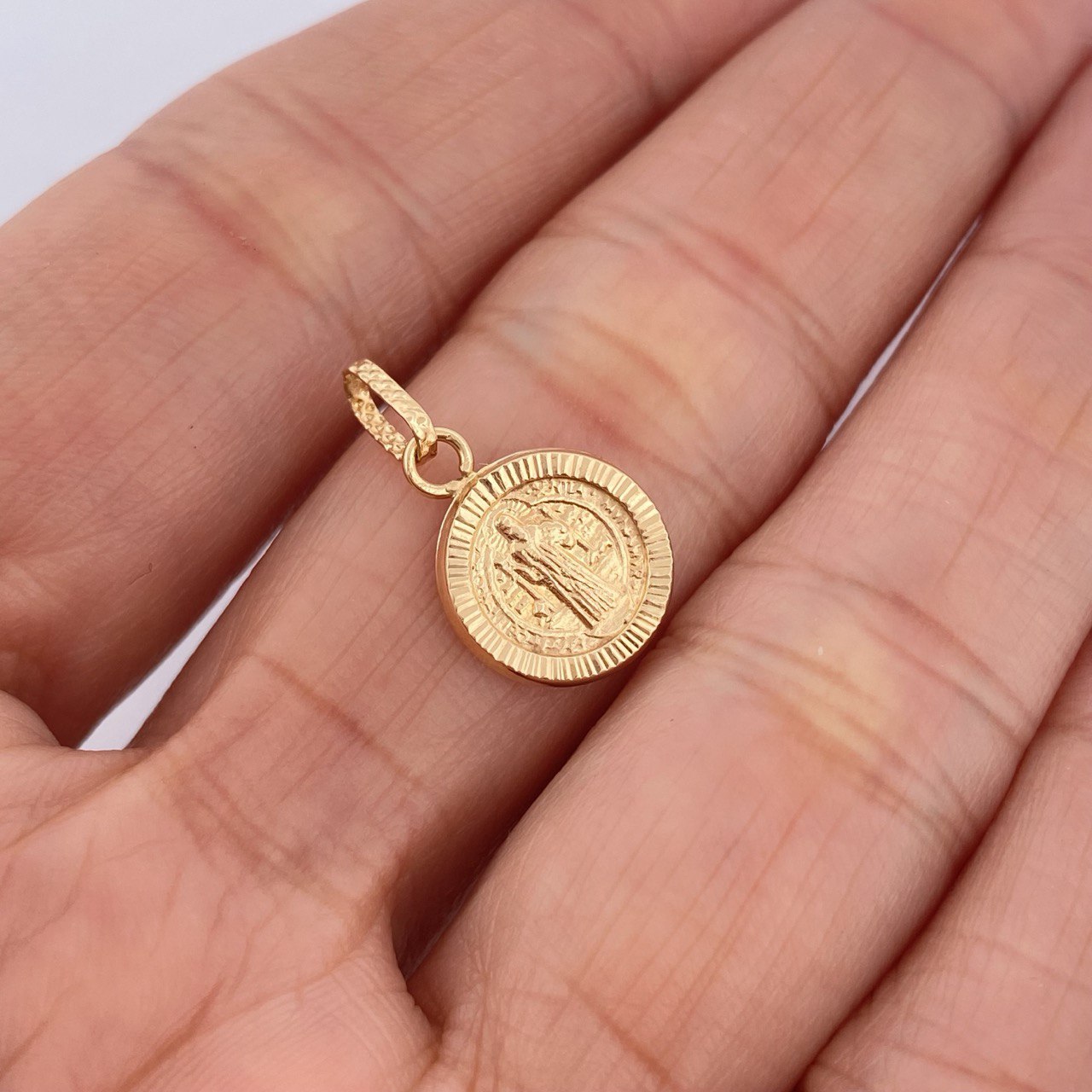 Dije San Benito 0.85gr / 2cm / Oro Amarillo 18K &