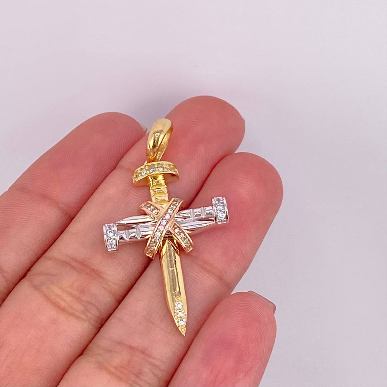 Dije Cruz Clavo 4.65g / 4cm Tres Oros 18K