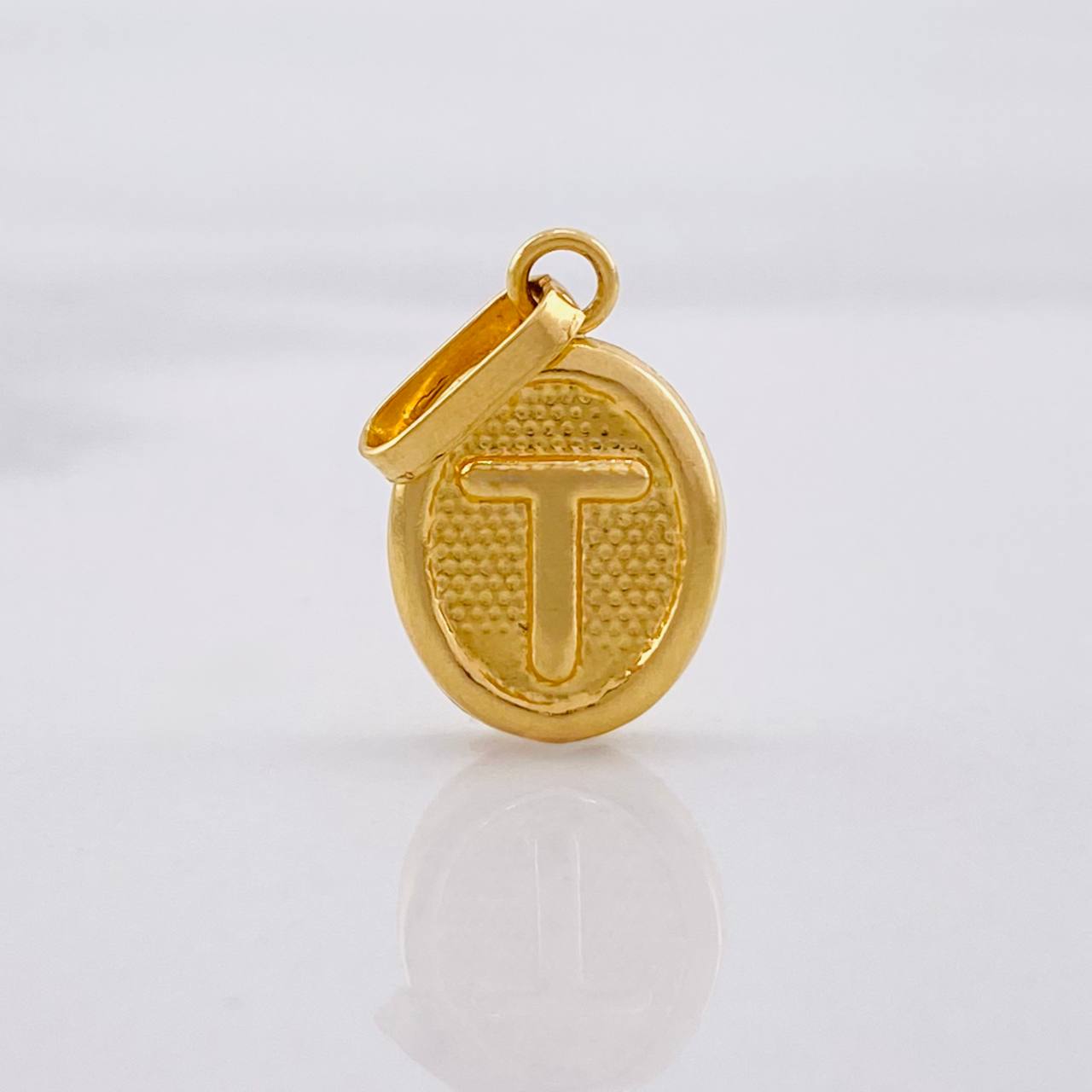 Dije Letra T 0.6gr / 1.9cm / Oro Amarillo 18K