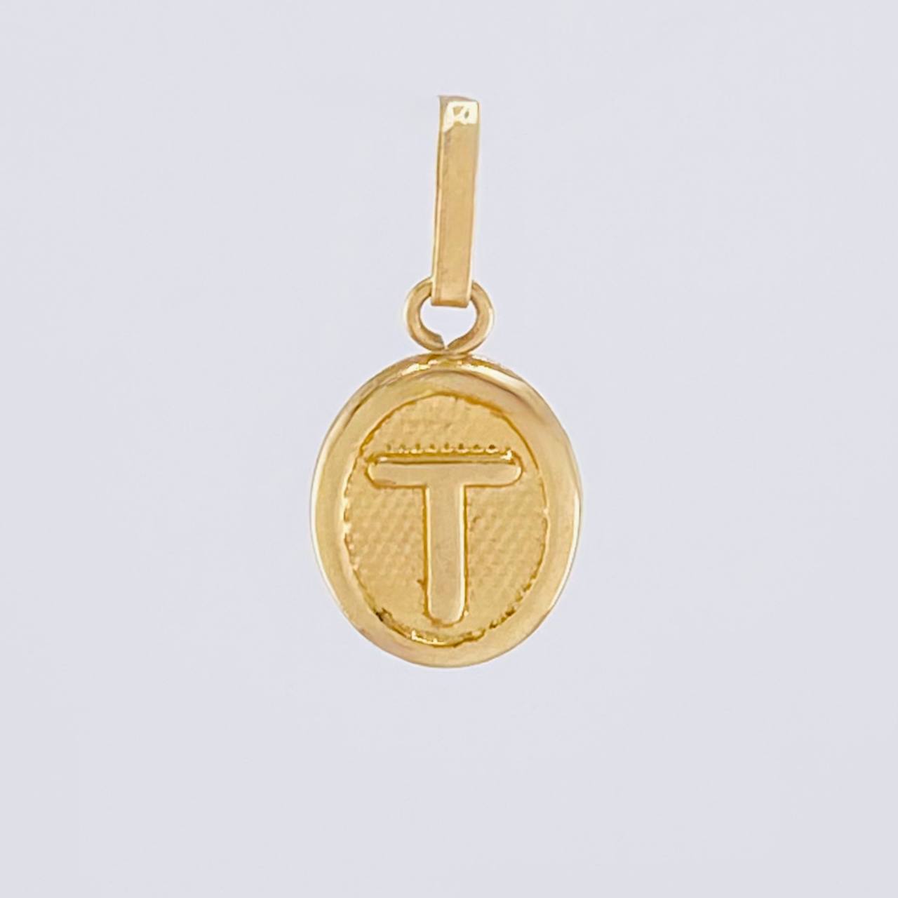 Dije Letra T 0.6gr / 1.9cm / Oro Amarillo 18K