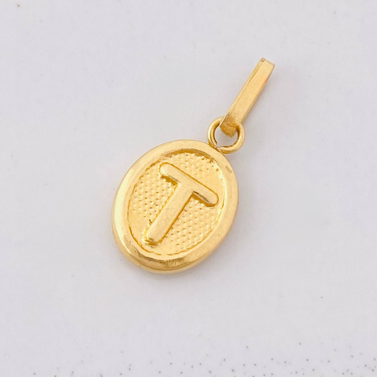 Dije Letra T 0.6gr / 1.9cm / Oro Amarillo 18K