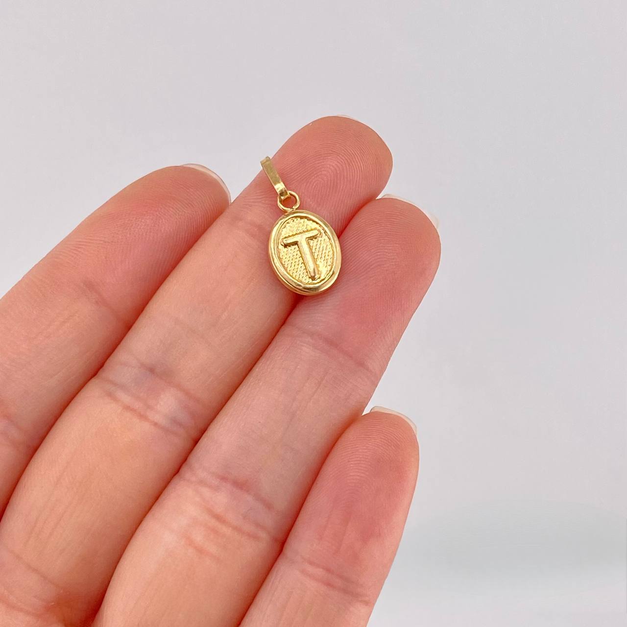 Dije Letra T 0.6gr / 1.9cm / Oro Amarillo 18K