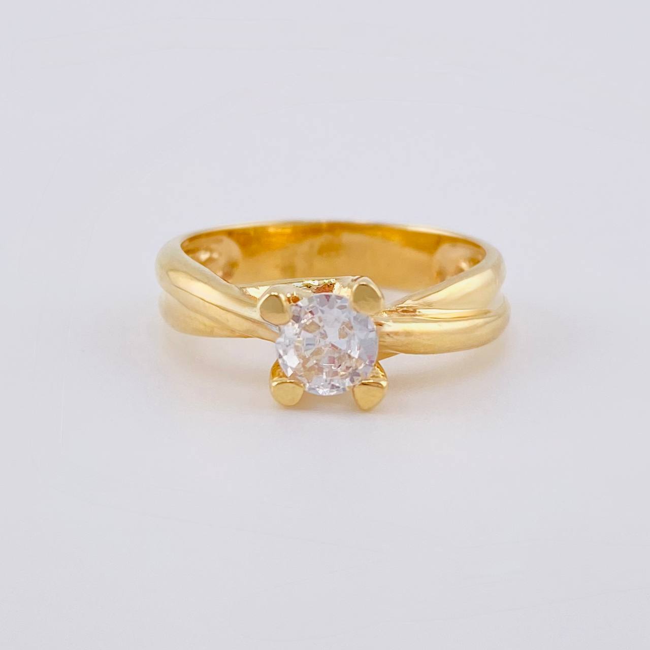 Anillo Solitario Abrazado 3.95 g / T6 1/4 Oro Amarillo 18K